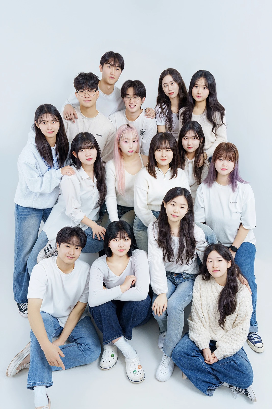 흰색과 데님 의상을 맞춰 입고 촬영한 대규모 단체사진